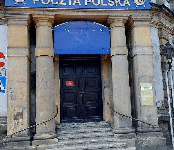 Tabliczka wprowadza ludzi w błąd. Dla seniorów to duży kłopot (zdjęcia)