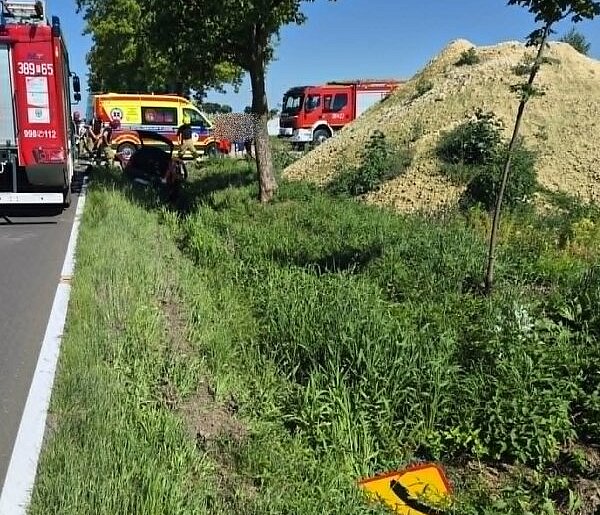 Auto wjechało do rowu. Za kierownicą młoda kobieta (zdjęcia)