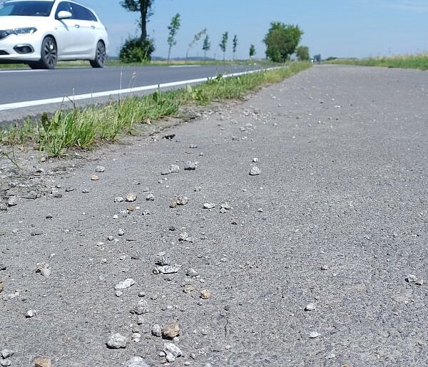 Samochody wyrzucają kamienie na ścieżkę rowerową