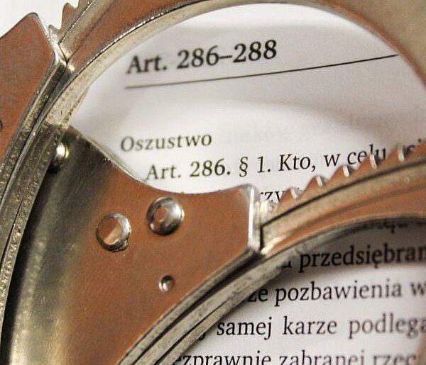 93-letnia kobieta wyrzuciła 50.000 zł przez okno, bo chciała pomóc policji