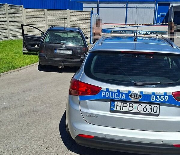 Jechał za szybko, uciekał przed policją. Chciał się zamienić miejscami z pasażerem