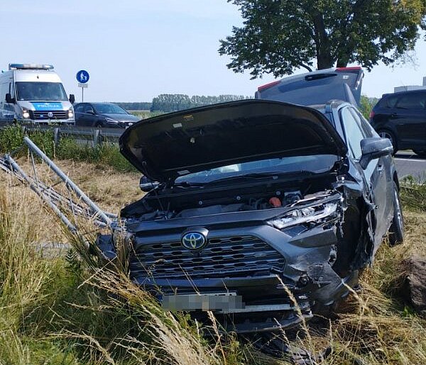 Dwie osoby w szpitalu po zderzeniu aut na krajowej dwunastce (zdjęcia)