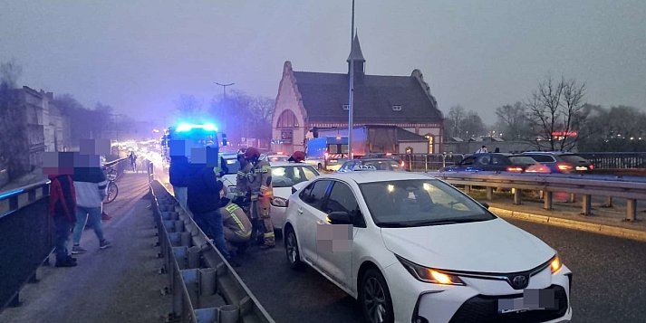 Zderzenie 4 aut. Jedna osoba w szpitalu. Ogromne korki w mieście (zdjęcia)