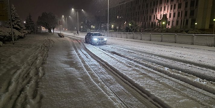 Atak zimy. Bardzo trudne warunki na drogach i chodnikach (zdjęcia)