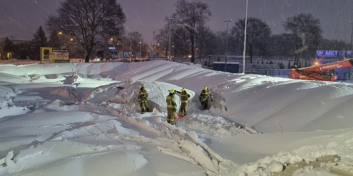Najnowsze informacje z lodowiska. Strażacy ciągle na miejscu (zdjęcia, film)