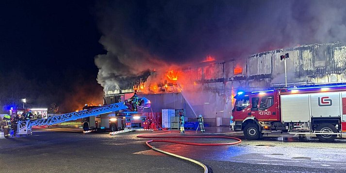 Olbrzymi pożar w zakładzie mięsnym blisko Leszna (zdjęcia, fiilm)