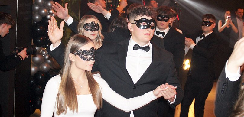 Uczniowie Ekonomika zrzucili peleryny i zatańczyli Poloneza (zdjęcia,filmy)