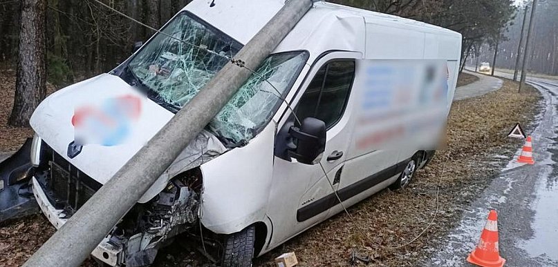 Wpadli w poślizg. Wjechali do rowu, w płot i latarnię. Jest apel policji (zdjęcia)