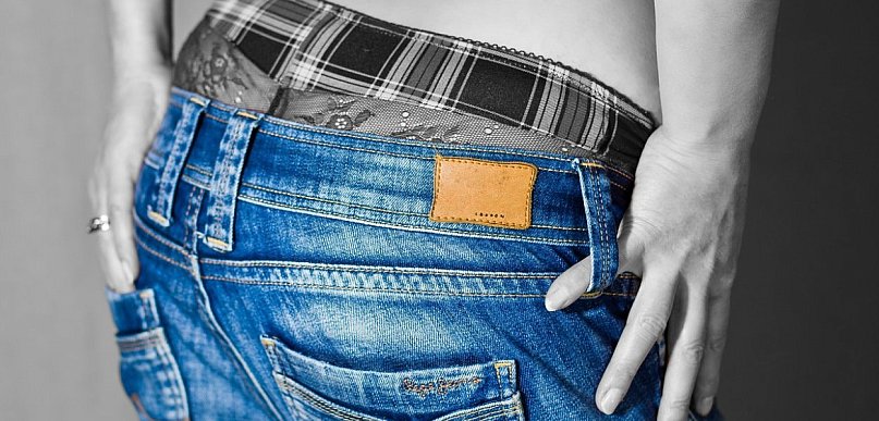 Spodnie damskie i majtki z wysokim stanem – komfortowa baza kobiecej garderoby na