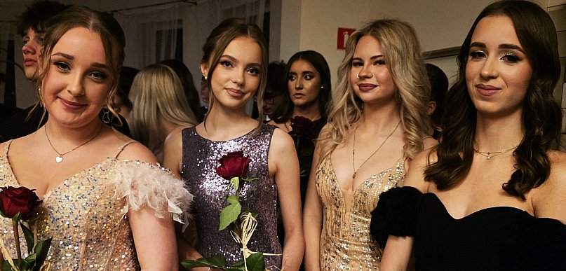 Studniówka III LO w Lesznie. 240 maturzystów na parkiecie (film, zdjęcia)