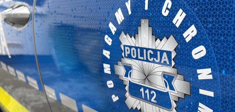 Zwłoki leżały w rowie. Mężczyzna miał ranę głowy. Policja ustala jego tożsamość