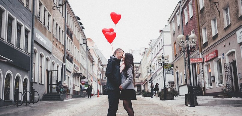 Restauracja czy romantyczna kolacja w domu? Odważne stylizacje na Walentynki