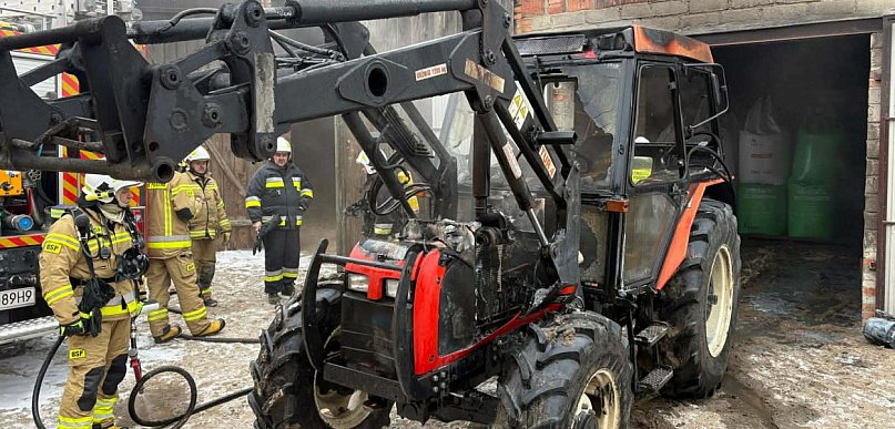 W gospodarstwie palił się ciągnik rolniczy. Był ogrzewany farelką (zdjęcia)