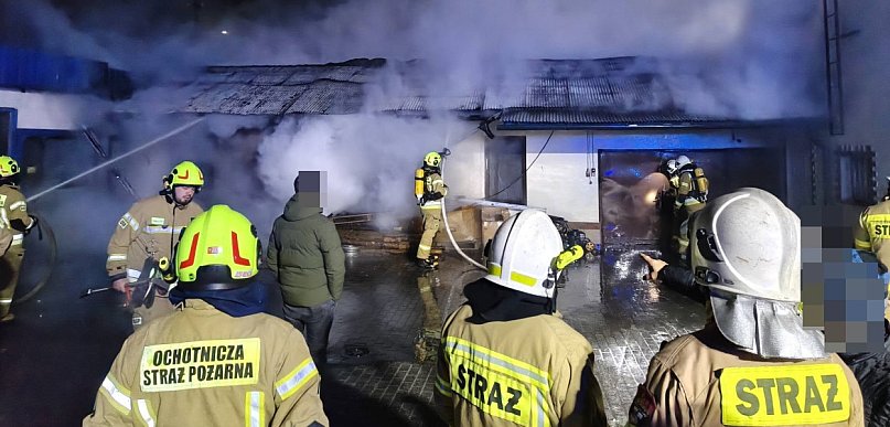W nocy spalił się magazyn przy warsztcie samochodowym (zdjęcia)