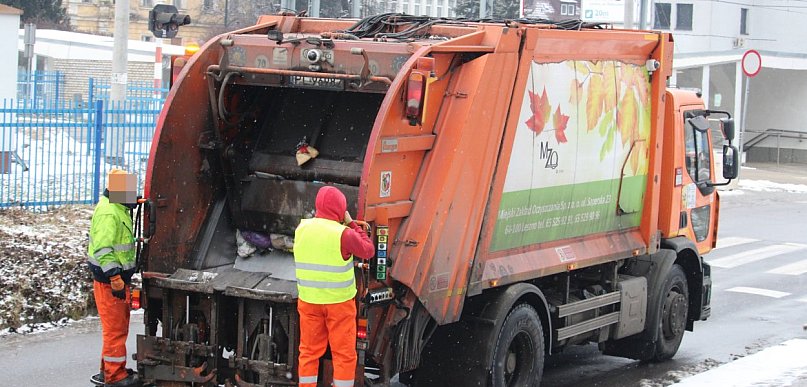 Gołoledź skomplikowała odbiór odpadów komunalnych. Będą wywiezione do soboty