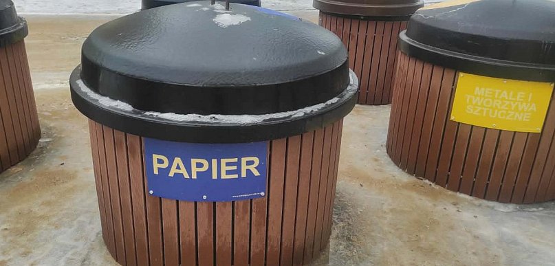 Kobieta wpadła do kontenera na śmieci. Strach pomyśleć, co by było, gdyby...