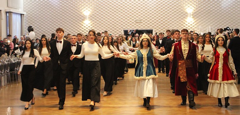 Studniówka ZS nr 4 w Lesznie. Polonez po szlachecku (zdjęcia, film)