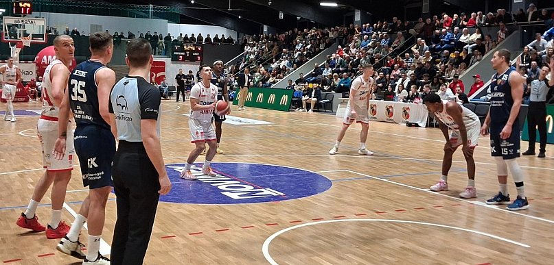 Emocje skończyły się po przerwie. Wicelider pokazał swoją moc (zdjęcia)