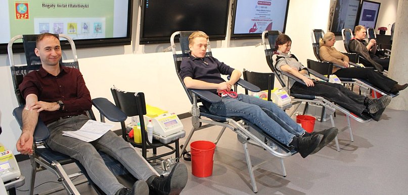 Samorządowa kropla krwi w bibliotece. I to niejedna (zdjęcia, film)