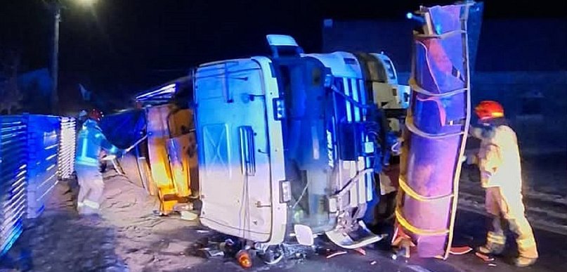 Pługopiaskarka przewróciła się na bok (zdjęcia, film)