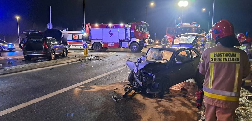 Uwaga kierowcy! Wypadek na Osieckiej w Lesznie. Droga jest zamknięta (zdjęcia)