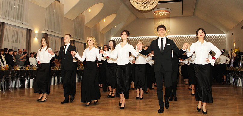 Studniówka II LO. Polonez największy w historii szkoły (zdjęcia, film)