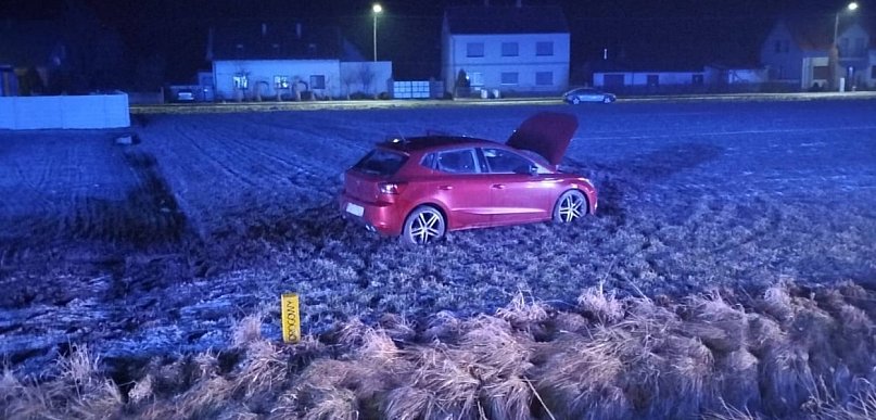 Samochód wypadł z drogi i wjechał na pole (zdjęcia)