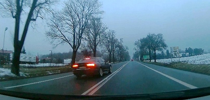 Brawurowa jazda 19-latki. Wpadła, bo nagrał ją inny kierowca (film)