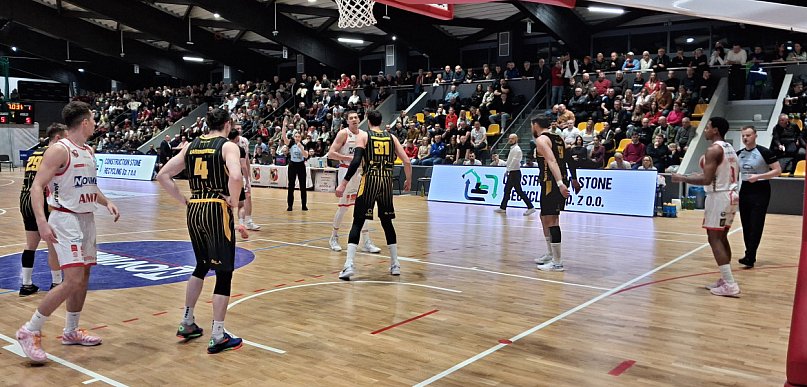 Wielkie emocje w Trapezie! Koszykarze Novimex Polonii o krok od pokonania Sokoła