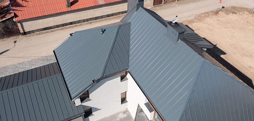 Jaka blacha na dach? Praktyczny poradnik dla inwestorów