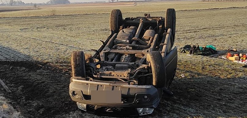 Dachował na polu. Kierowca trafił do szpitala (zdjęcia)