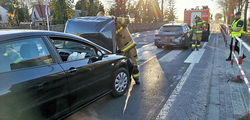 Na DK 12 zderzyły się dwa samochody (zdjęcia)