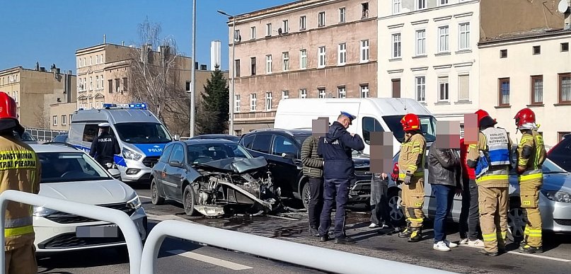 Karambol w Lesznie. Zderzyło się 5 aut, a w nich było 8 osób! (zdjęcia)