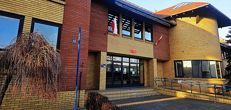 Obcy mężczyżni pod szkołą w Lesznie. Apel do rodziców!