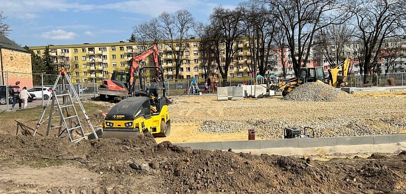 Nowe boisko wielofunkcyjne buduje się w Lesznie (zdjęcia)