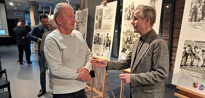 Memoriałowa wystawa w Miejskiej Bibliotece Publicznej w Lesznie (zdjęcia)