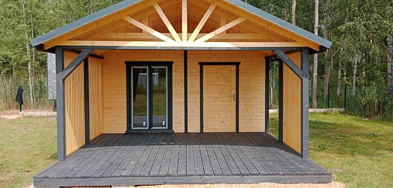 Drewniana architektura przydomowa. Jak zorganizować miejsce do relaksu i parkowani