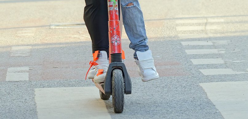 Dwoje nielatów na jednej hulajnodze, a za nimi policjanci. Sprawa trafi do sądu