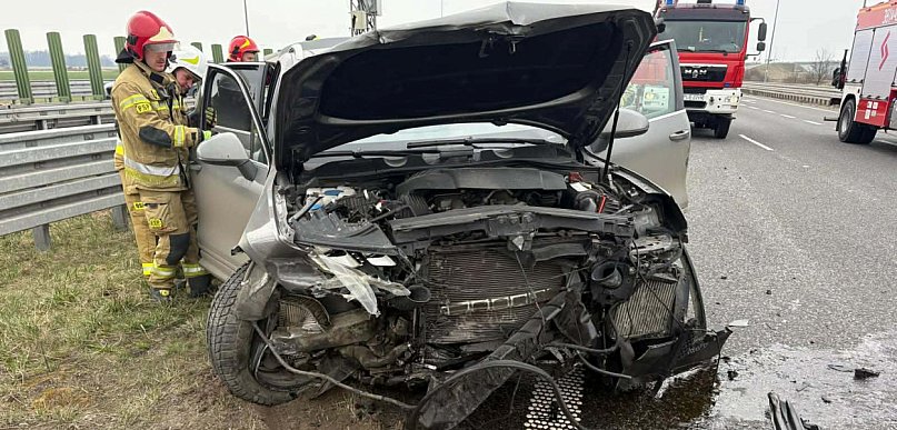 Kolizja na ekspresówce przy węźle Kaczkowo. Jedna osoba poszkodowana (zdjęcia)