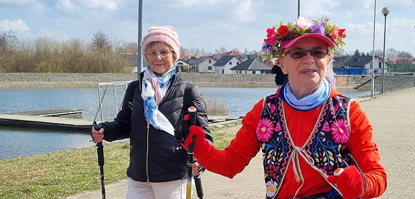Słuchaczki UTW w Rydzynie zaczęły sezon marszy z kijkami (zdjęcia, film)