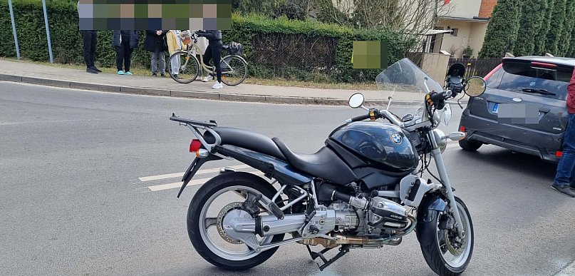 Motocyklista w szpitalu po zderzeniu z osobówką (zdjęcia)