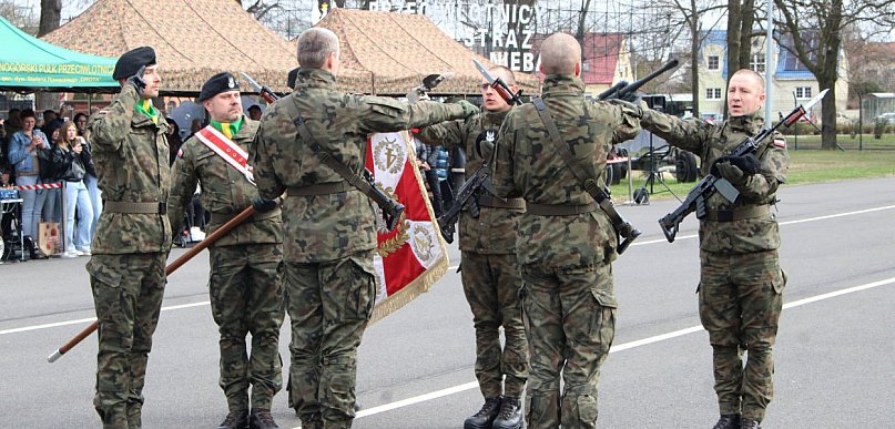 Kilkaset osób na przysiędze w jednostce wojskowej w Lesznie (zdjęcia)