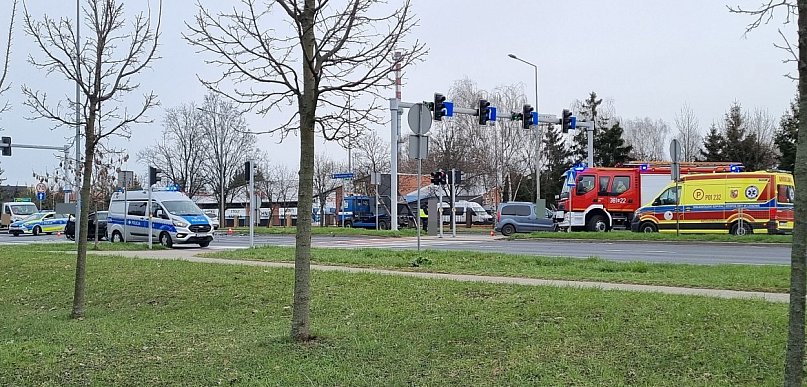 Zderzenie dwóch aut na ważnym skrzyżowaniu w Lesznie (zdjęcia)