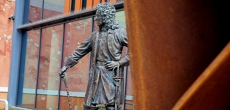 Pomnik króla Stanisława Leszczyńskiego stanął przed biblioteką. O co tu chodzi?