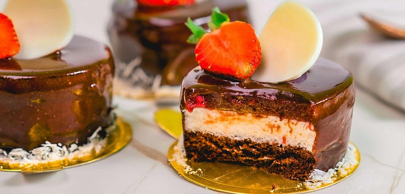 Czekoladowe dekoracje, które odmienią każdy deser – pomysły i techniki