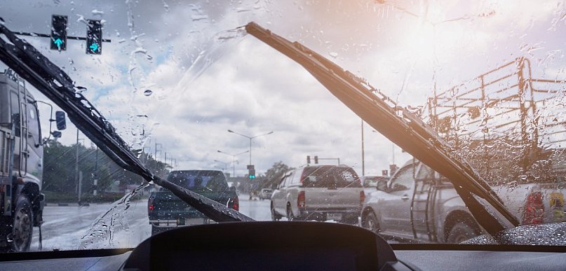 Smugi na przedniej szybie to nie tylko kwestia estetyki - jak ograniczona widoczno