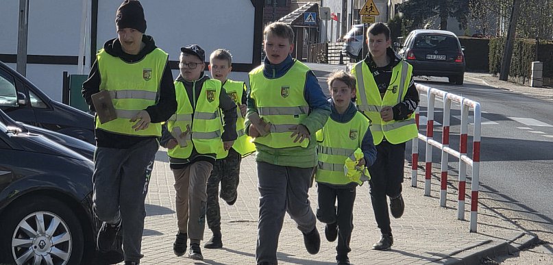 W Bukówcu Górnym biegają z klekotami (zdjęcia, film)