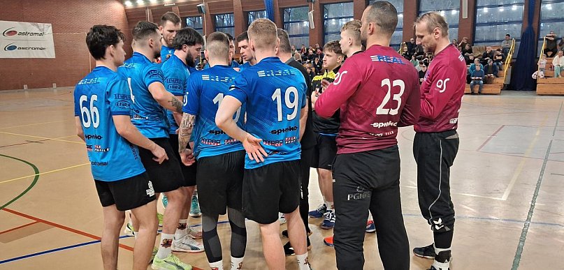 Rzuty karne wyłoniły zwycięzcę meczu piłkarzy ręcznych w hali Trzynastka