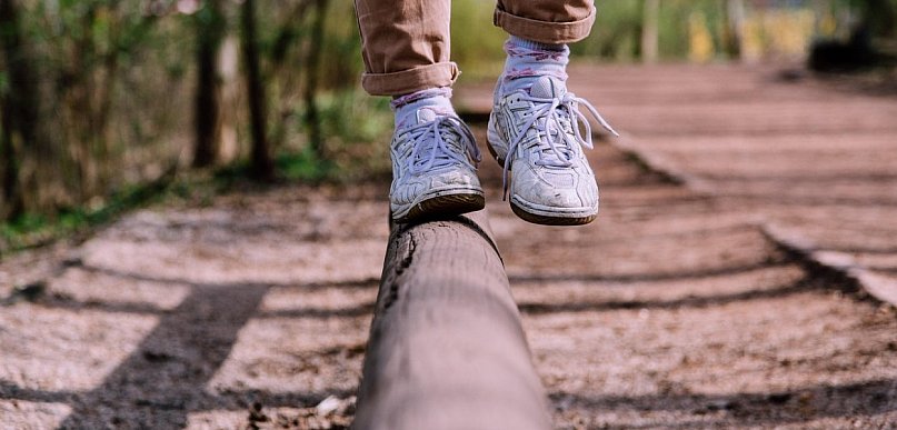 Praca stojąca a zdrowie stóp – jak przetrwać 8 godzin bez bólu pięty?