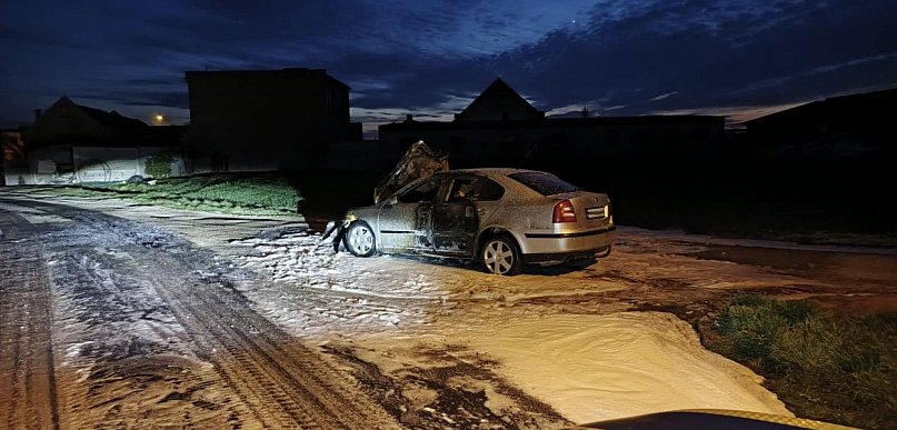 Po pijaku wbił się w betonowy garaż. Jego auto spłonęło